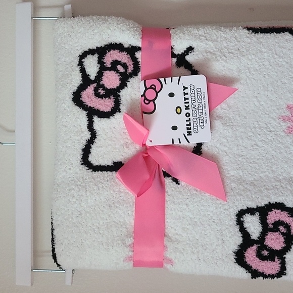 NWT Hello Kitty Throw - Picture 1 of 3